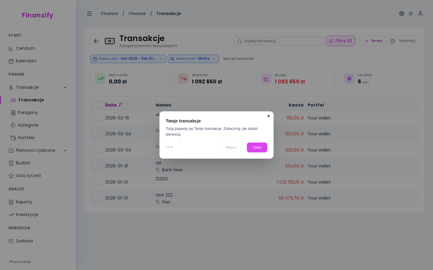 Lista transakcji na desktopie — tabela z kolumnami: data, nazwa+kategoria, kwota, portfel, akcje. Pasek filtrów na górze, statystyki podsumowania