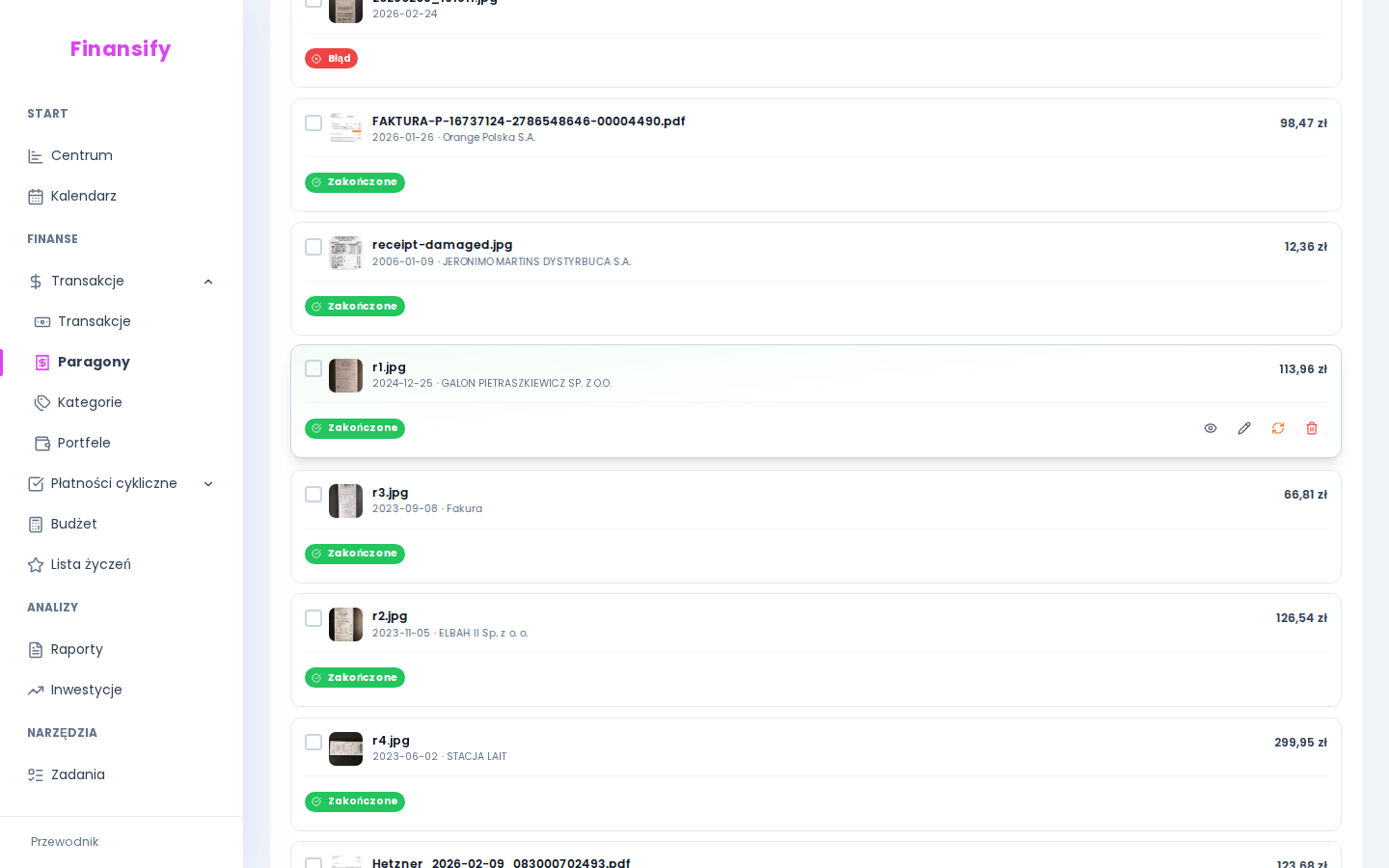 Lista paragonów z różnymi statusami — zielony (przetworzony), żółty (wymaga walidacji), szary (oczekujący), czerwony (błąd)