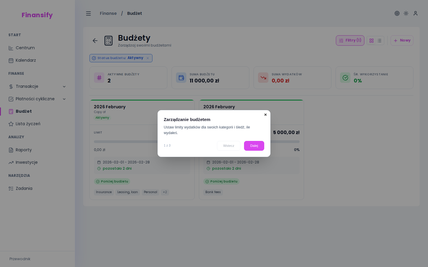 Lista budżetów — 3 karty: jeden aktywny z paskiem postępu ~60% (zielony), jeden nadchodzący (niebieski), jeden zakończony (szary). Pasek filtrów: status + rok