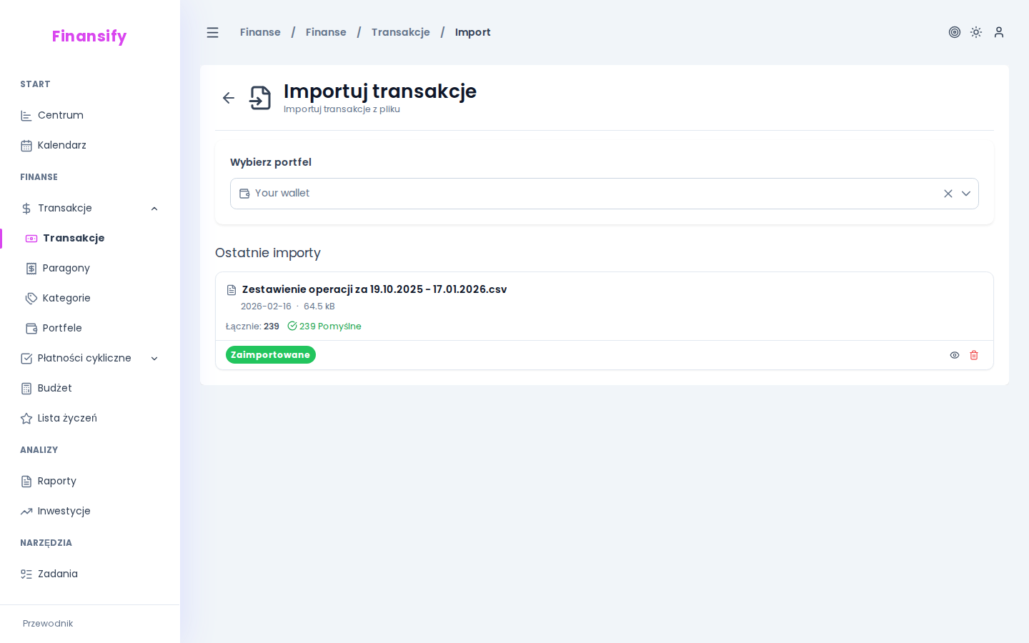 Strona importu — dropdown portfela na górze, poniżej strefa drag & drop "Przeciągnij plik CSV tutaj lub kliknij, aby przeglądać"